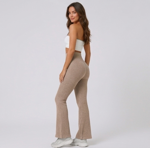 Elegantea Livia – Beżowe modelujące prążkowane spodnie dzwony z wysokim stanem